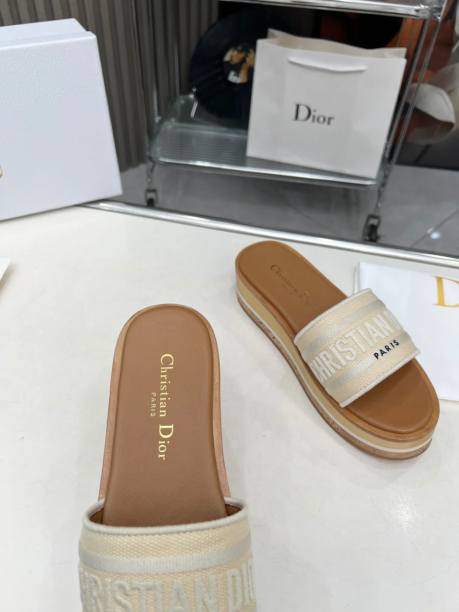 👟👟Ex-factory price 420👟👟 Dior's new spring and summer IVIETA DWAY jelly-colored flat-soled one-slip women's shoes with CD letter logo three-dimensional embroidery thick-soled round-toe open-toe slippers. The original version is developed to be the top version on the market. It feels soft and delicate on the feet and is extremely comfortable. Material: Upper imported raffia electric embroidery high-temperature water-soluble cotton technical fabric + water-dyed cowhide foot pad lining + original consistent combination outsole Outsole: original outsole Size: 35-42 (40.41.42 custom-made, non-refundable and non-exchangeable)